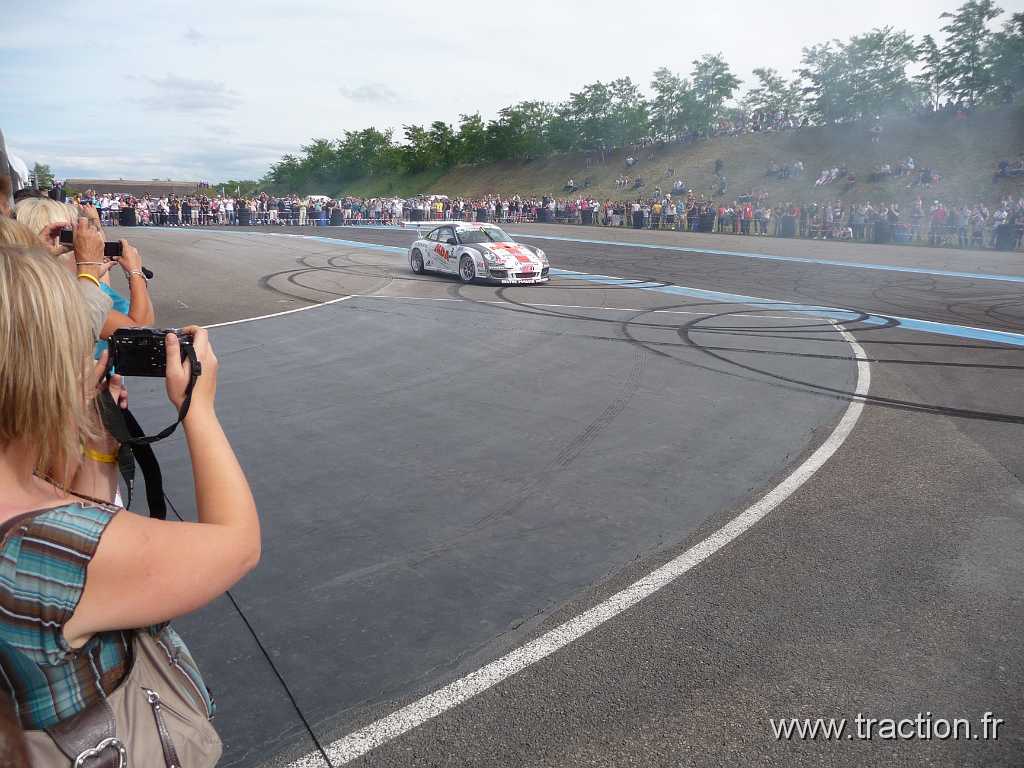 2012_Adr (95).jpg - 09/06/2012 - 68127 BILTZHEIM - L'ANNEAU DU RHIN - Journée d'ouverture du 10ème Festival Auto Moto en présence de Sébastien LOEB - Sébastien LOEB enchaine les burns